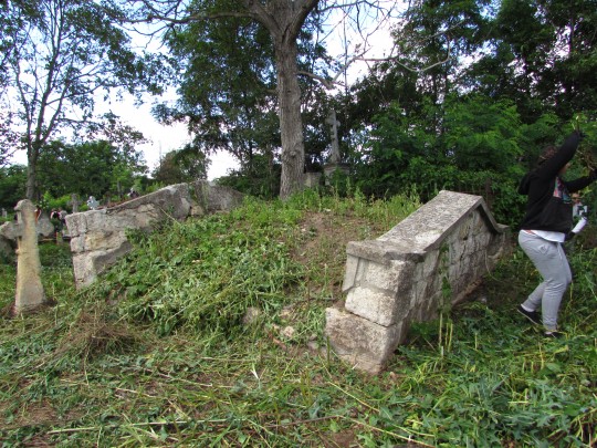 12. Grobowiec księży polskich sprzed II wojny światowej - prace porządkowe