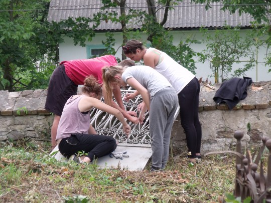 Oczyszczanie skrzydła bramy przed malowaniem