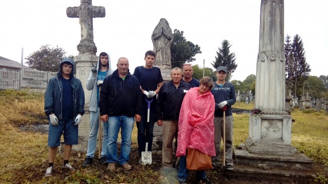 Orzechowiec - grupa po dniu pracy w deszczu