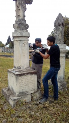 Orzechowiec - oczyszczanie pomnikow 1