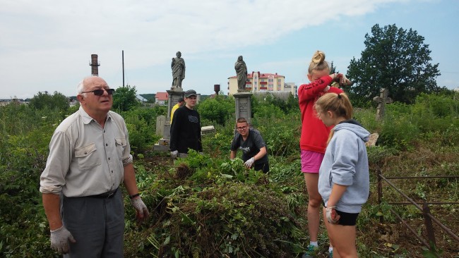 Praca wre na cmentarzu w Husiatynie 2