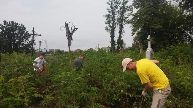 Praca wre na cmentarzu w Husiatynie 5