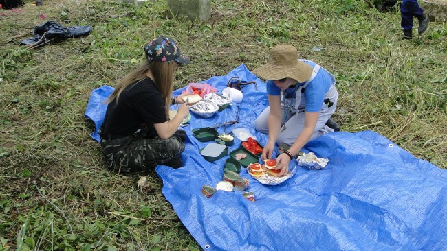 Śniadanie na cmentarzu1