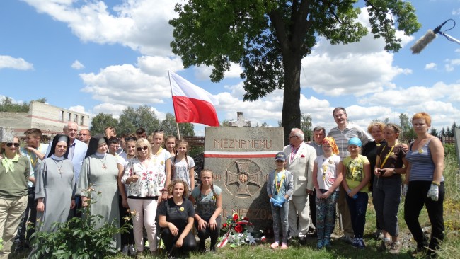 Brody - uczniowie oraz ich opiekunowie pod mogiłą Nieznanego Żołnierza