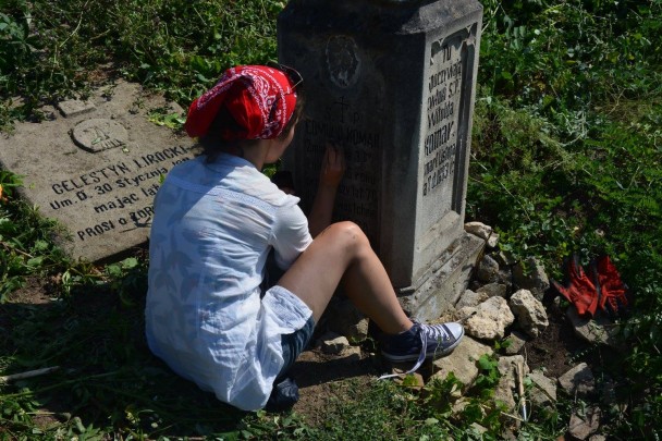 Jampol - odnawianie napisów na nagrobkach