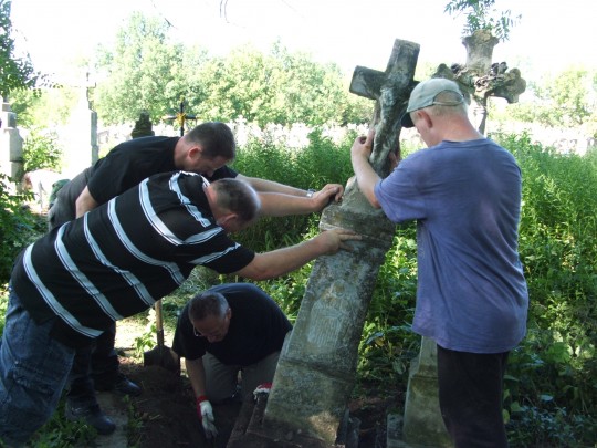 Łopatyn - stawianie do pionu kolejnej mogiły