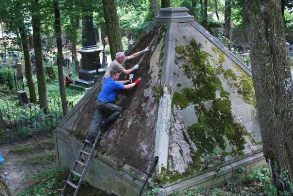 Żytomierz - prace na wysokości przy oczyszczaniu grobowca