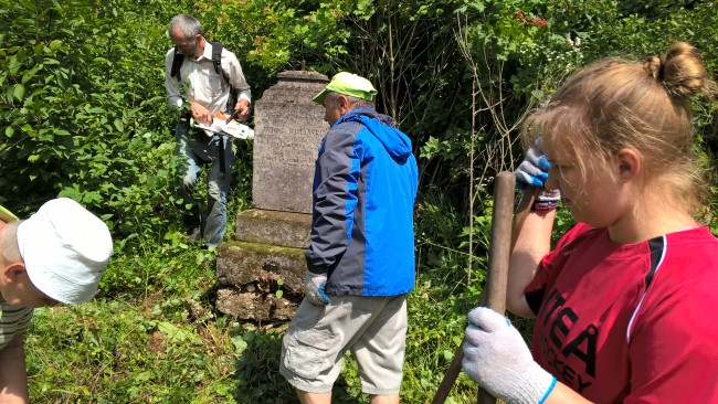 31..Cała grupa przy jednym pomniku