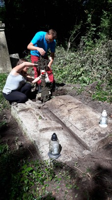 Biały Kamień- te dwa nagrobki skrywał las i 30 cm ziemi (
