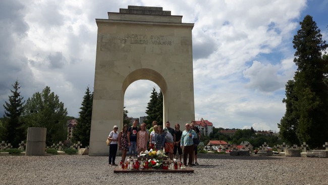 Lwów. Na cmentarzu Orląt Lwowskich
