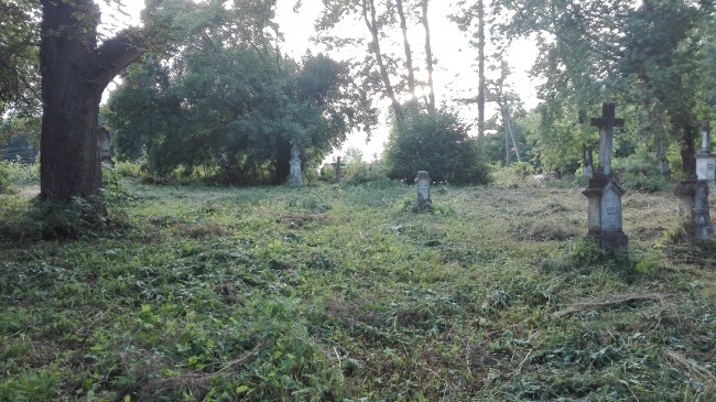Cmentarz Komarno - wykaszanie traw