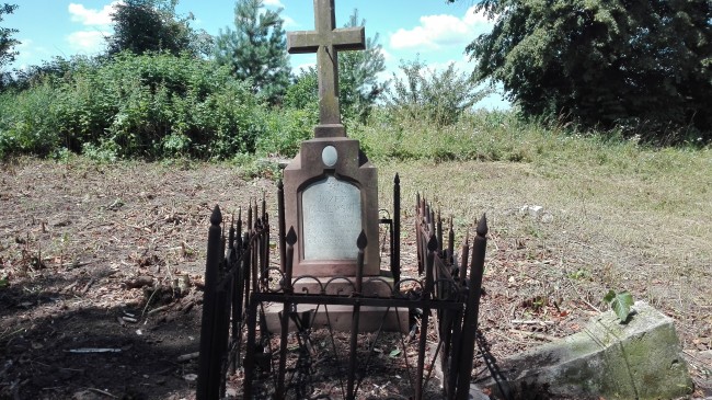 Oczyszczony grób- po usunięciu pniaka, krzewów - Tuligłowy