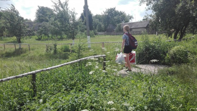 Przekazywanie podarunków polskiej rodzinie w Palikrowach.