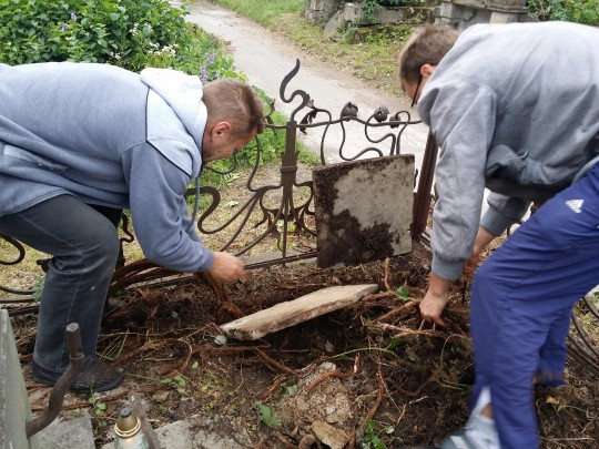 Tarnopol, czyszczenie grobowca (3)