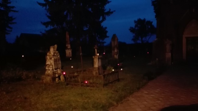 Zapalanie zniczy - Cmentarz Komarno (2)