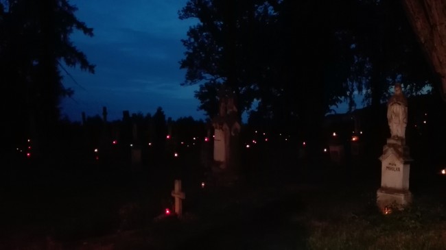Zapalanie zniczy - Cmentarz Komarno (3)