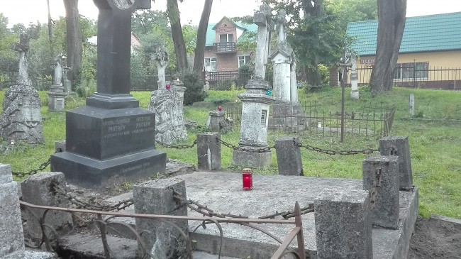 Zapalanie zniczy - Cmentarz Komarno