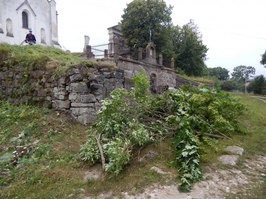 krzaki wokół kościoła, wycinanie (1)