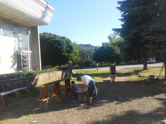 Nasi wolontariusze pomagają w przygotowaniu kościoła w Tłumaczu do święta jego patronki - św Anny Samotrzeciej