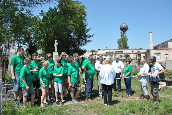 Spotkanie wolontariuszy z merem Husiatyna , Burmistrzem Obornik Śląskich i TVP na cmentarzu  w Husiatynie