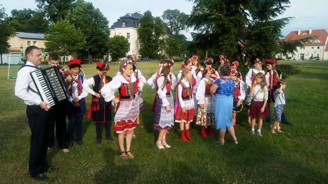 Zespół Lilia z Sądowej Wiszni podczas Pikniku Patriotycznego