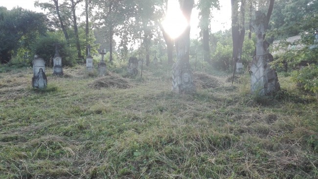 Cmentarz Komarno - wykaszanie traw.
