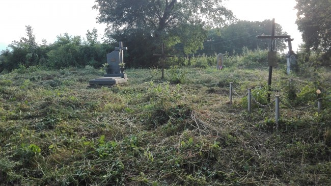 Cmentarz w Komarnie - wykaszanie.