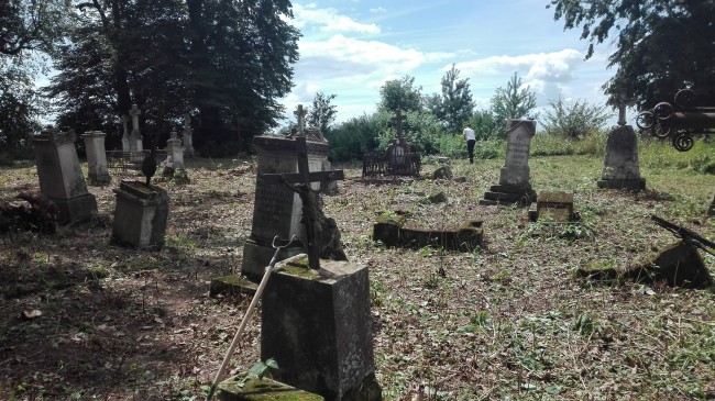 Oczyszczony fragment cmentarza w Tuligłowach