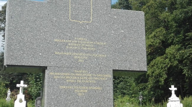 Pomnik na cmentarzu w Palikrowach.