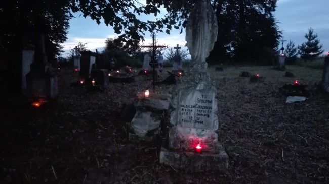 Płonące znicze na cmentarzu w Tuligłowach (3)