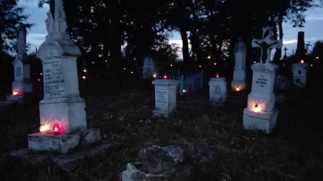 Płonące znicze na cmentarzu w Tuligłowach (4)